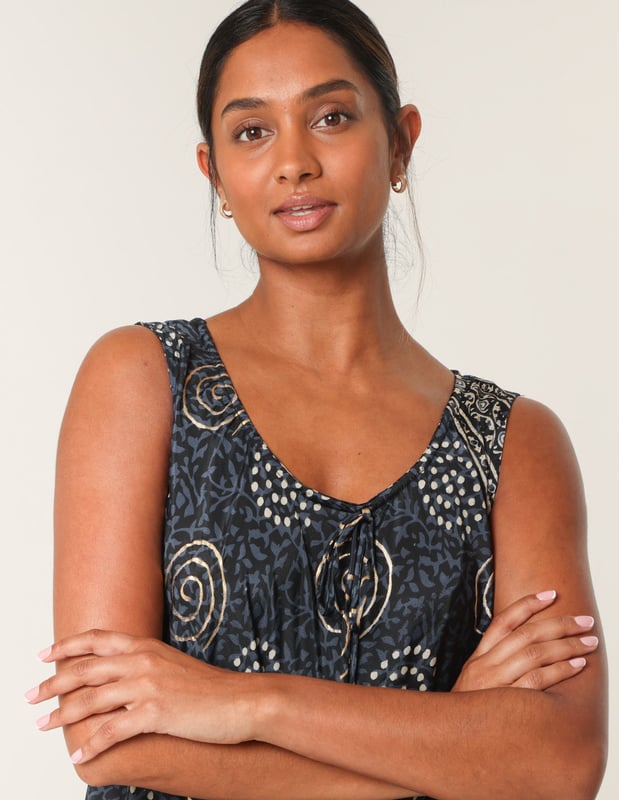 Keep your look comfortable but cool wearing this tunic maxi dress. Team with brown sandals and a denim jacket.     