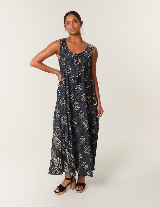 Keep your look comfortable but cool wearing this tunic maxi dress. Team with brown sandals and a denim jacket.     