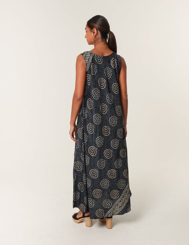 Keep your look comfortable but cool wearing this tunic maxi dress. Team with brown sandals and a denim jacket.     