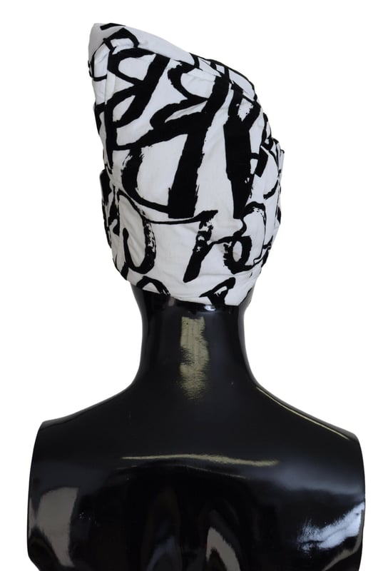 Stunning Dolce & Gabbana knit beanie hat with print
  From the exclusive MainLine Dolce & Gabbana collection
  Model: Beanie hat
  Color: White Black
  Material: 100% Nylon
  Logo Details
  Made in Italy
