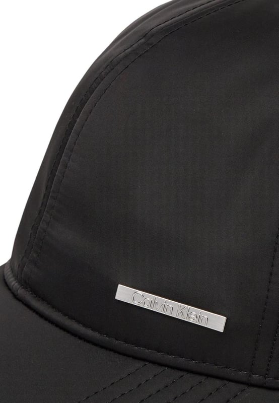 Marca: Calvin Klein.
  Genero: Hombres.
  Tipo: Gorras.
  Temporada: Otono/Invierno.
  Color: negro.
  Cierre: hebilla/lazo.
  Codigo del articulo: LV04D5022G.
  Composicion: 100% poliester.
  Lavado: lavar a mano.