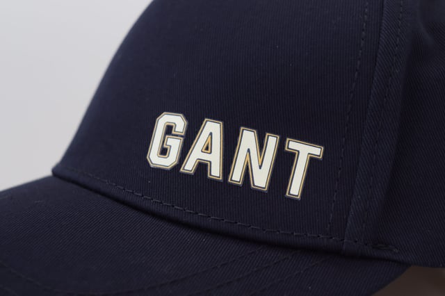 Marca: GANT.
  Modelo: Gorra de beisbol.
  Color: Azul.
  Material: 100% algodon.
  Detalles del logotipo.
  Hecho en Italia.