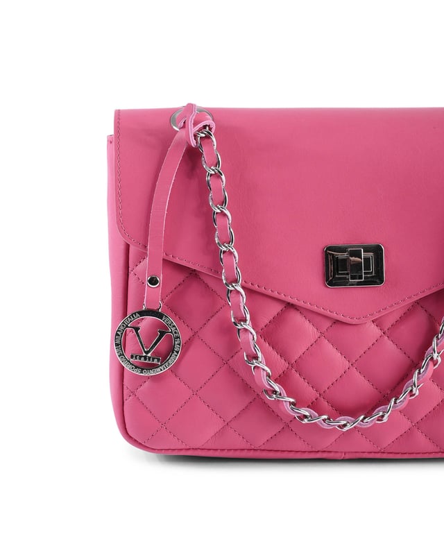 Bolso de mano Luxury V Italia.
  Modelo: V024M.
  S SAUVAGE FUXIA.
  Color: Fucsia.
  Composicion: 100% Cuero.
  Medidas: 27x19x7 cm.
  Hecho en Italia.
  Perfecto para mujeres a la moda.