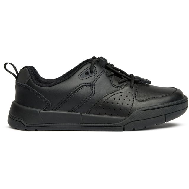Zapatos negros para bebés Clarks Kick Step, fabricados con cuero y suela de goma. Cuenta con: sistema de cordones elásticos, tirador en el talón y parte superior de cuero.