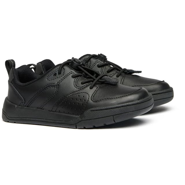 Zapatos negros para bebés Clarks Kick Step, fabricados con cuero y suela de goma. Cuenta con: sistema de cordones elásticos, tirador en el talón y parte superior de cuero.