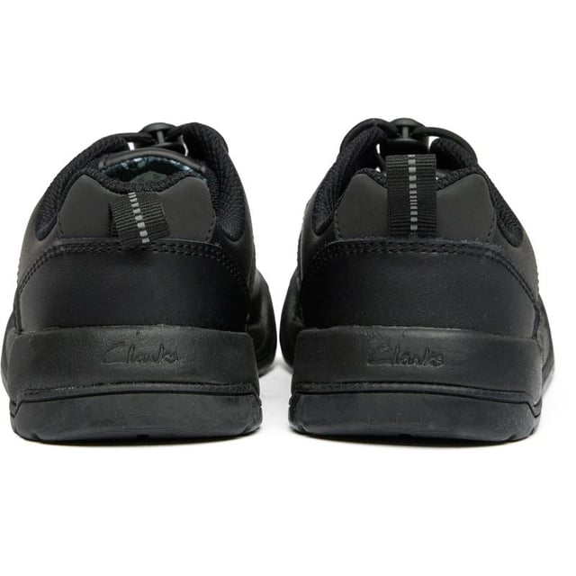 Zapatos negros para bebés Clarks Kick Step, fabricados con cuero y suela de goma. Cuenta con: sistema de cordones elásticos, tirador en el talón y parte superior de cuero.