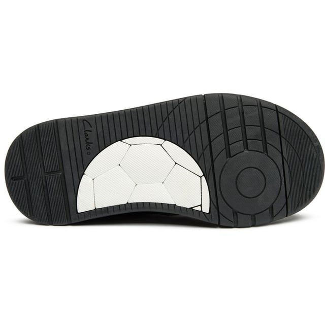 Zapatos negros para bebés Clarks Kick Step, fabricados con cuero y suela de goma. Cuenta con: sistema de cordones elásticos, tirador en el talón y parte superior de cuero.