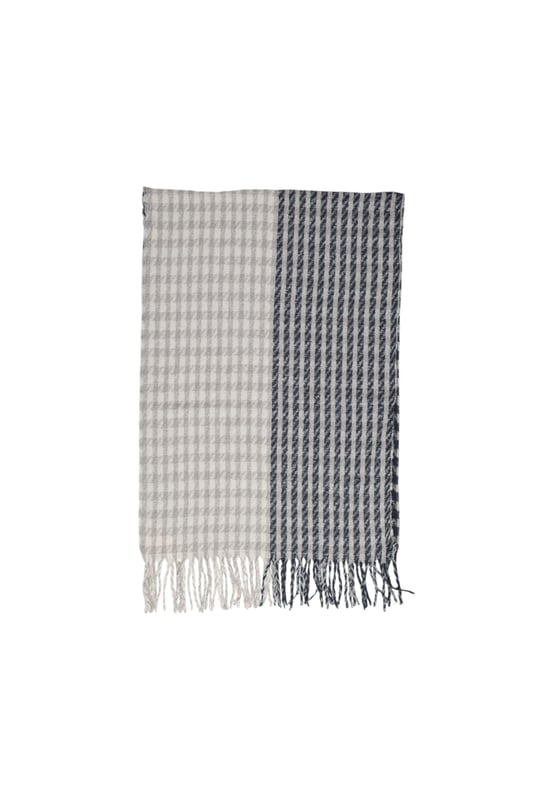 Marca: Solo.
  Genero: Mujeres.
  Tipo: Bufandas.
  Temporada: Otono/Invierno.
  Color: gris.
  Patron: cuadros.
  Codigo del articulo: 15323435.
  Composicion: 100% poliester.
  Lavado: lavar a maquina a 30Â°.