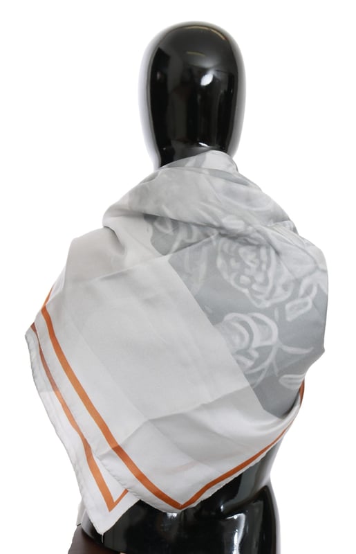 Gloednieuw met tags
  100% authentiek CNC
  kostuum nationale sjaal
  Geslacht: Vrouwen
  Kleur: Grijsrode bloemenprint
  Materiaal: 100% Zijde
  Details van het logo
  Vervaardigd in Italie
  Afmeting: 95cm x 95cm
