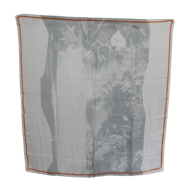 Gloednieuw met tags
  100% authentiek CNC
  kostuum nationale sjaal
  Geslacht: Vrouwen
  Kleur: Grijsrode bloemenprint
  Materiaal: 100% Zijde
  Details van het logo
  Vervaardigd in Italie
  Afmeting: 95cm x 95cm