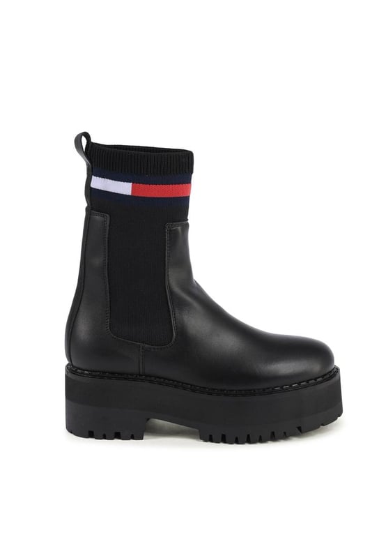 Marca: Tommy Hilfiger.
  Modelo: EN0EN02301BDS.
  Color: Negro.
  Material: 100% cuero.
  Fabricado en Portugal.
  Disenado para mujeres.