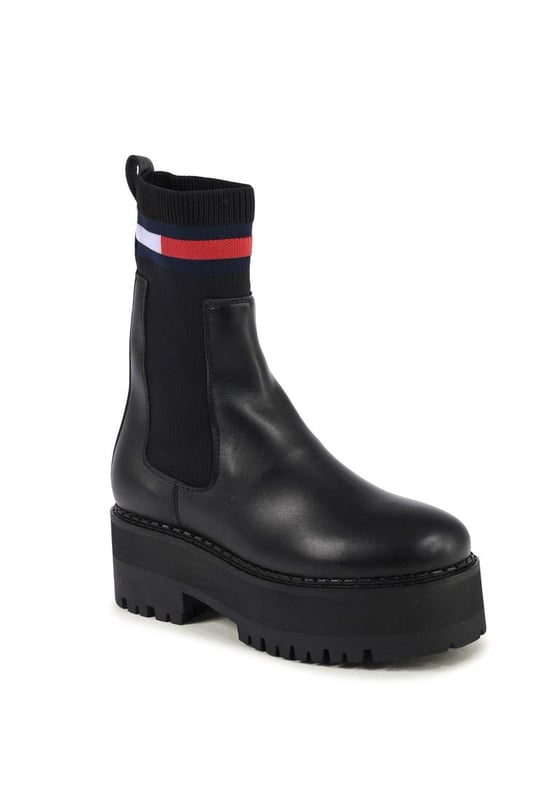 Marca: Tommy Hilfiger.
  Modelo: EN0EN02301BDS.
  Color: Negro.
  Material: 100% cuero.
  Fabricado en Portugal.
  Disenado para mujeres.