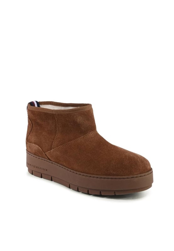 Producto: Botas de mujer Tommy Hilfiger.
  Detalle: FW0FW07662GTU.
  Color: Marron.
  Composicion: 100% ante.
  Fabricado en Portugal.
