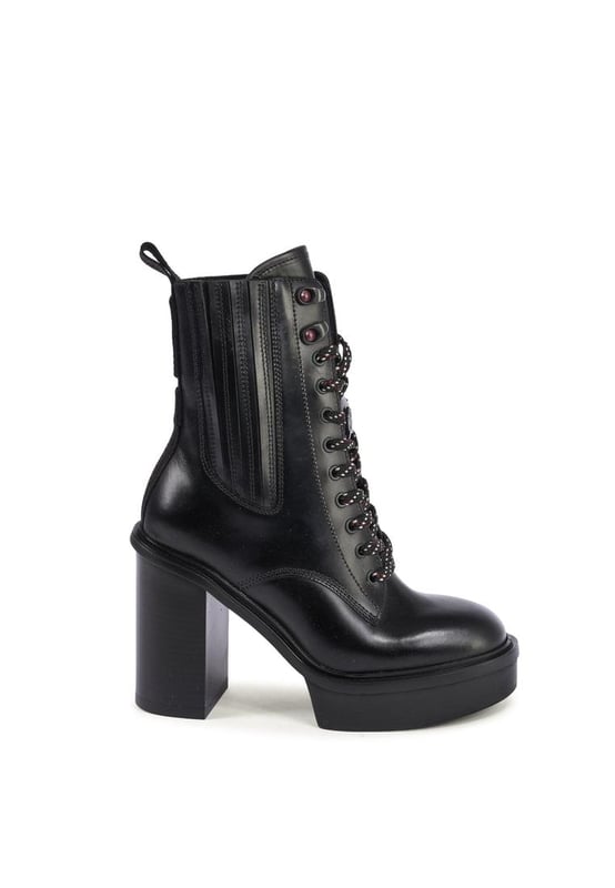 Brand: Tommy Hilfiger
  Model: FW0FW07628BDS
  Colour: Black
  Composition: 100% Leather
  Made in Portugal
  Gender: Women
Material: LEATHER (FWA) ()