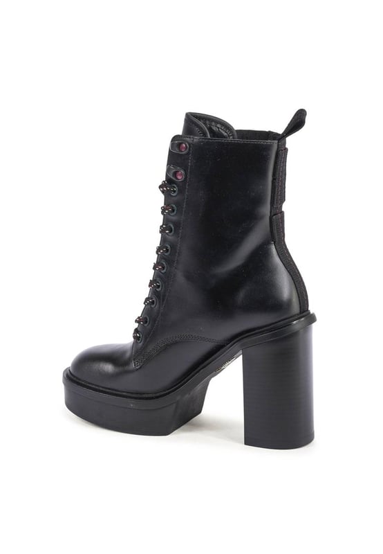 Brand: Tommy Hilfiger
  Model: FW0FW07628BDS
  Colour: Black
  Composition: 100% Leather
  Made in Portugal
  Gender: Women
Material: LEATHER (FWA) ()