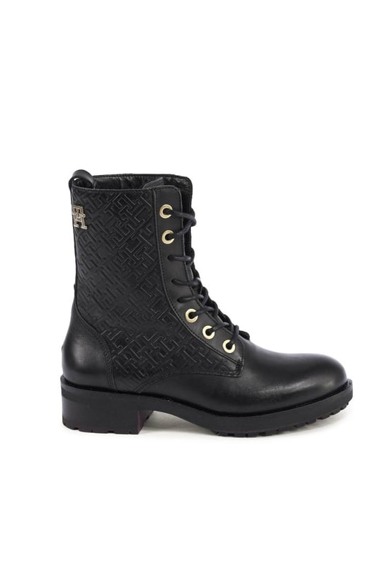 Marca: Tommy Hilfiger.
  Modelo: FW0FW06817BDS.
  Color: NEGRO.
  Composicion: 100% CUERO.
  Fabricado en Portugal.