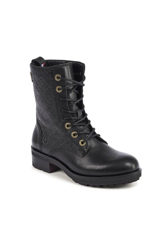 Marca: Tommy Hilfiger.
  Modelo: FW0FW06817BDS.
  Color: NEGRO.
  Composicion: 100% CUERO.
  Fabricado en Portugal.