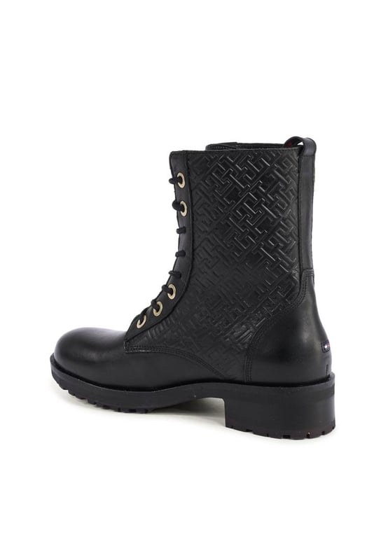 Marca: Tommy Hilfiger.
  Modelo: FW0FW06817BDS.
  Color: NEGRO.
  Composicion: 100% CUERO.
  Fabricado en Portugal.