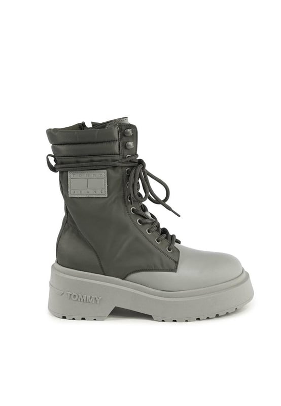 Producto: Botas de mujer Tommy Hilfiger.
  Modelo: EN0EN02405PMI.
  Color: gris.
  Composicion: 55% algodon 45% poliester.
  Fabricado en Portugal.