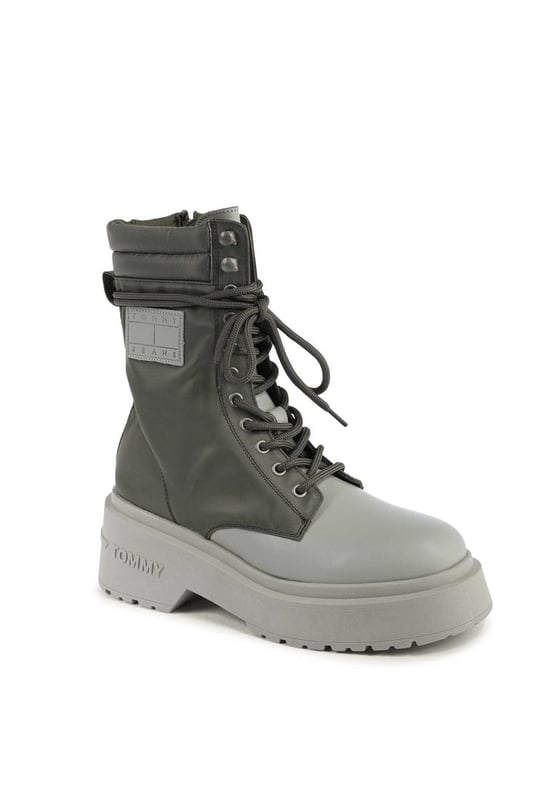 Producto: Botas de mujer Tommy Hilfiger.
  Modelo: EN0EN02405PMI.
  Color: gris.
  Composicion: 55% algodon 45% poliester.
  Fabricado en Portugal.
