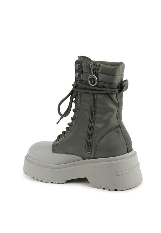 Producto: Botas de mujer Tommy Hilfiger.
  Modelo: EN0EN02405PMI.
  Color: gris.
  Composicion: 55% algodon 45% poliester.
  Fabricado en Portugal.
