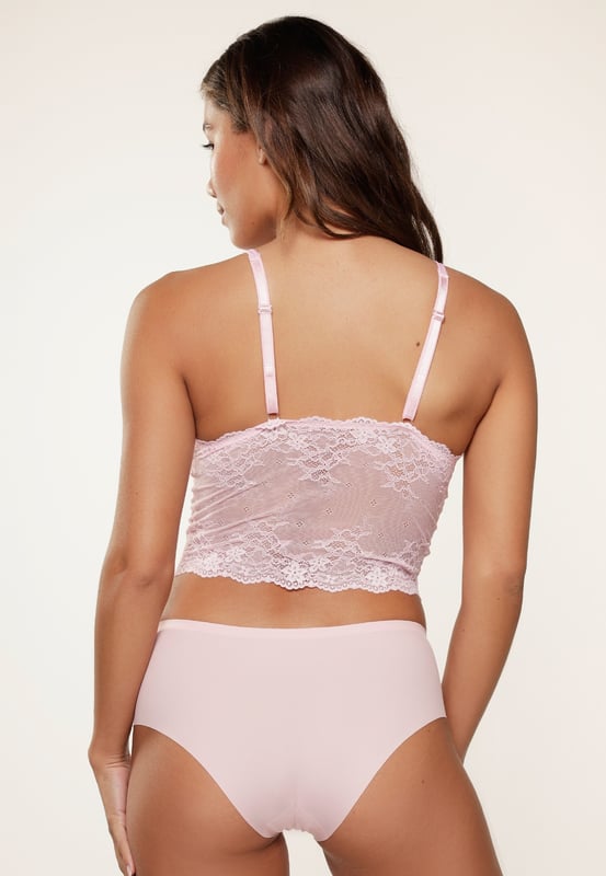 De 1400SH-1 is een nieuwe topper uit de LingaDore Daily collectie. Deze comfortabele nieuwe hipster is gemaakt van zachte micro en heeft een katoenen kruisje. De slip voelt en draagt als een tweede huid en is onzichtbaar onder je kleding. Ze worden verpakt per 2 stuks en zijn matchend met de kleuren uit de lingerie collectie.