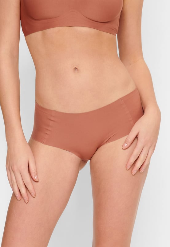 De 1400SH-1 is een nieuwe topper uit de LingaDore Daily collectie. Deze comfortabele nieuwe hipster is gemaakt van zachte micro en heeft een katoenen kruisje. De slip voelt en draagt als een tweede huid en is onzichtbaar onder je kleding. Ze worden verpakt per 2 stuks en zijn matchend met de kleuren uit de lingerie collectie.