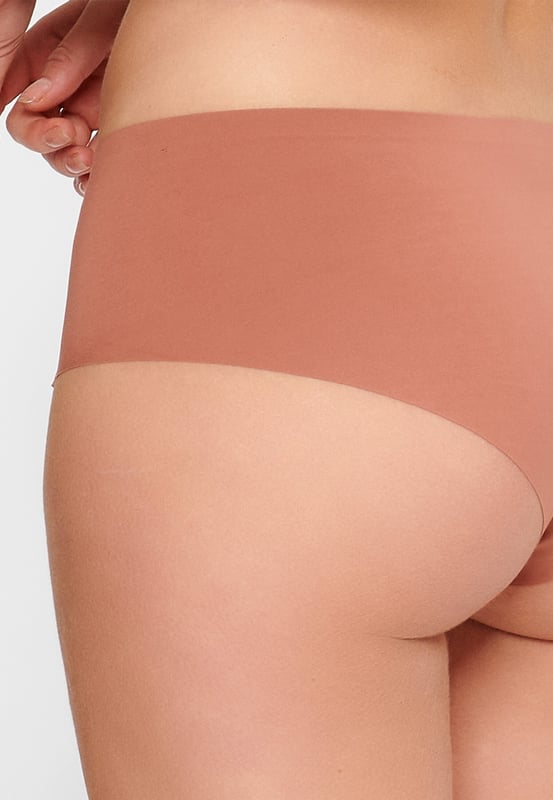 De 1400SH-1 is een nieuwe topper uit de LingaDore Daily collectie. Deze comfortabele nieuwe hipster is gemaakt van zachte micro en heeft een katoenen kruisje. De slip voelt en draagt als een tweede huid en is onzichtbaar onder je kleding. Ze worden verpakt per 2 stuks en zijn matchend met de kleuren uit de lingerie collectie.