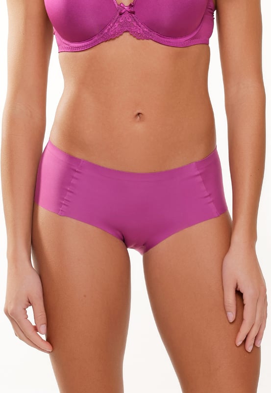 De 1400SH-1 is een nieuwe topper uit de LingaDore Daily collectie. Deze comfortabele nieuwe hipster is gemaakt van zachte micro en heeft een katoenen kruisje. De slip voelt en draagt als een tweede huid en is onzichtbaar onder je kleding. Ze worden verpakt per 2 stuks en zijn matchend met de kleuren uit de lingerie collectie.