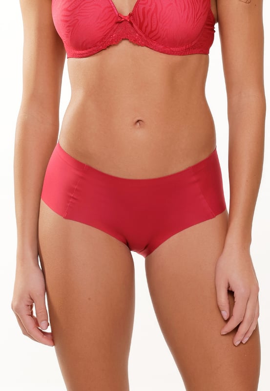 De 1400SH-1 is een nieuwe topper uit de LingaDore Daily collectie. Deze comfortabele nieuwe hipster is gemaakt van zachte micro en heeft een katoenen kruisje. De slip voelt en draagt als een tweede huid en is onzichtbaar onder je kleding. Ze worden verpakt per 2 stuks en zijn matchend met de kleuren uit de lingerie collectie.