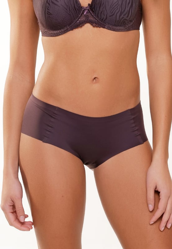 Der 1400SH-1 ist ein neuer Hipster aus der LingaDore Daily Kollektion. Dieser bequeme Hipster ist aus weichem Microfaserstoff gefertigt und hat einen Baumwollzwickel. Der Slip trägt sich wie eine zweite Haut und ist unter der Kleidung unsichtbar. Sie sind im 2er-Pack verpackt und passen zu den Farben der Lingerie-Kollektion.