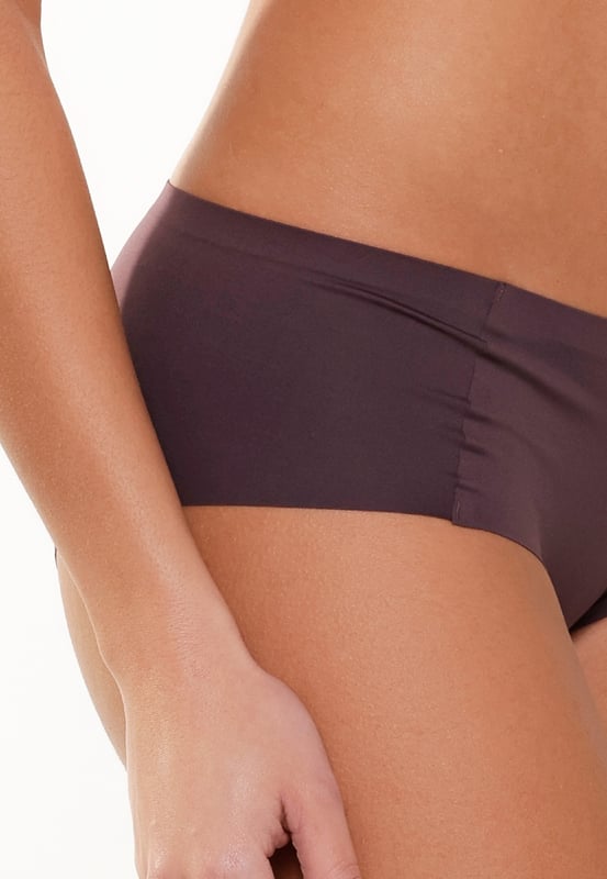 Der 1400SH-1 ist ein neuer Hipster aus der LingaDore Daily Kollektion. Dieser bequeme Hipster ist aus weichem Microfaserstoff gefertigt und hat einen Baumwollzwickel. Der Slip trägt sich wie eine zweite Haut und ist unter der Kleidung unsichtbar. Sie sind im 2er-Pack verpackt und passen zu den Farben der Lingerie-Kollektion.