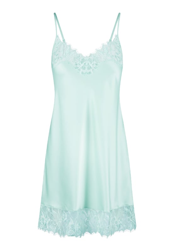 Coral Tones.... Een echte frisse serie voor dit seizoen! Deze romantische serie met veel kant mag niet ontbreken in je collectie. De chemise is gemaakt van satijn en afgewerkt met kant langs de V-hals en zoom.