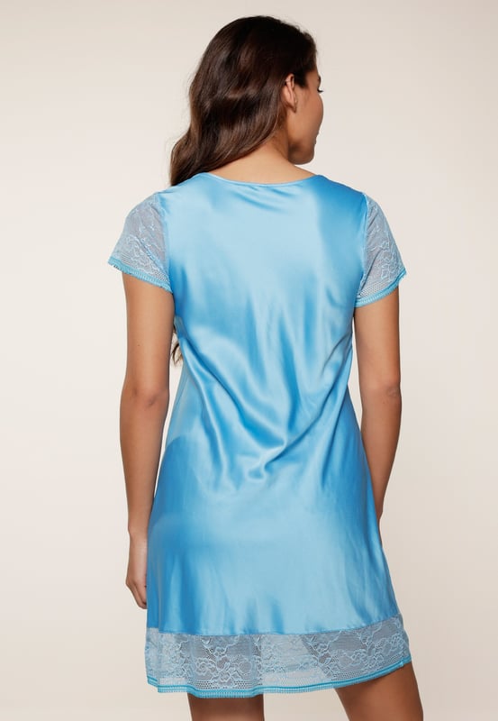 Powder Puff…Diese ruhige und doch ausdrucksstarke Serie mit viel Spitze sollte in deiner Kollektion nicht fehlen. Dieses elegante Kleid mit Spitzenärmeln und -ausschnitt ist super trendy!