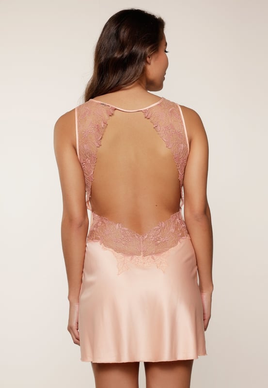 Powder Puff… Deze rustige maar toch sprekende serie met veel kant mag niet ontbreken in je collectie. Deze soepel vallende jurk met kanten mouwen en hals is super trendy!