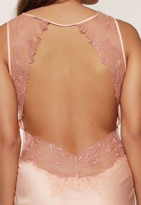 Powder Puff… Deze rustige maar toch sprekende serie met veel kant mag niet ontbreken in je collectie. Deze soepel vallende jurk met kanten mouwen en hals is super trendy!