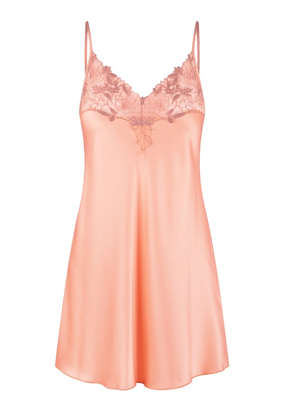 Coral Tones.... Een echte frisse serie voor dit seizoen! Deze romantische serie met veel kant mag niet ontbreken in je collectie. De chemise is gemaakt van satijn en afgewerkt met kant langs de V-hals en zoom.