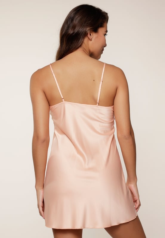 Coral Tones.... Een echte frisse serie voor dit seizoen! Deze romantische serie met veel kant mag niet ontbreken in je collectie. De chemise is gemaakt van satijn en afgewerkt met kant langs de V-hals en zoom.