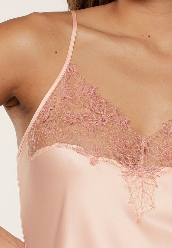 Coral Tones.... Een echte frisse serie voor dit seizoen! Deze romantische serie met veel kant mag niet ontbreken in je collectie. De chemise is gemaakt van satijn en afgewerkt met kant langs de V-hals en zoom.