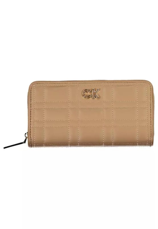 Cartera Calvin Klein beige.
  Fabricada con 51% poliester y 49% polietileno.
  Tecnologia de bloqueo RFID para mayor seguridad.
  Cuenta con cinco compartimentos.
  Incluye un monedero.
  Espacios dobles para tarjetas.
  Elegante cierre de cremallera.
  Adornado con el iconico logotipo de Calvin Klein.
  Color beige atemporal con detalles en contraste.
  Pais de origen: China.
  Disenado para mujeres.
