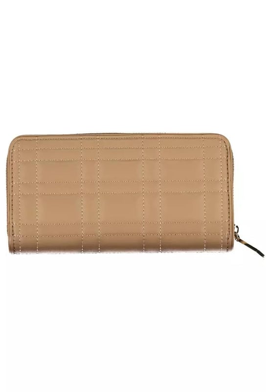 Cartera Calvin Klein beige.
  Fabricada con 51% poliester y 49% polietileno.
  Tecnologia de bloqueo RFID para mayor seguridad.
  Cuenta con cinco compartimentos.
  Incluye un monedero.
  Espacios dobles para tarjetas.
  Elegante cierre de cremallera.
  Adornado con el iconico logotipo de Calvin Klein.
  Color beige atemporal con detalles en contraste.
  Pais de origen: China.
  Disenado para mujeres.