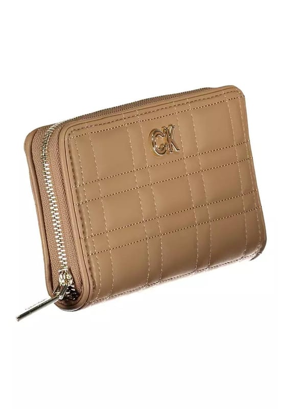 Cartera Calvin Klein beige.
  Fabricada con 51% poliester y 49% polietileno.
  Tecnologia de bloqueo RFID para mayor seguridad.
  Cuenta con cinco compartimentos.
  Incluye un monedero.
  Espacios dobles para tarjetas.
  Elegante cierre de cremallera.
  Adornado con el iconico logotipo de Calvin Klein.
  Color beige atemporal con detalles en contraste.
  Pais de origen: China.
  Disenado para mujeres.