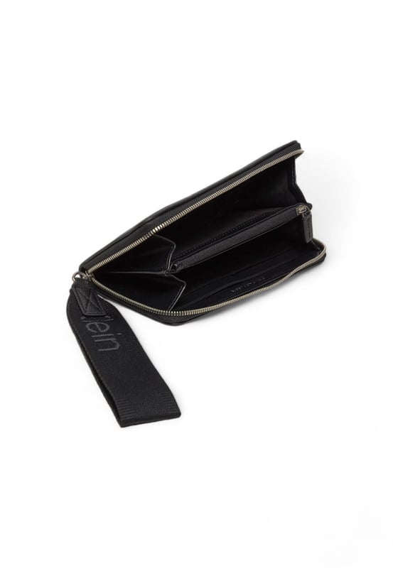 Brand: Calvin Klein Jeans
  Gender: Women
  Type: Wallets
  Season: Fall/Winter
  Color: Black
  Pattern: Plain
  Fastening: Zippered
  Article Code: K60K612749
  Composition: 100% Polyurethane
Material: Leather