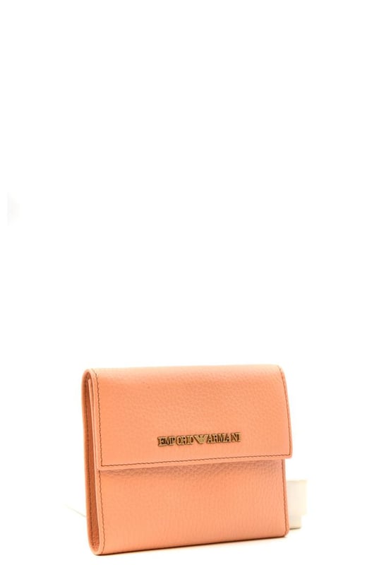 Marca: Emporio Armani.
  Genero: Mujer.
  Tipo: Carteras.
  Temporada: Primavera/Verano.
  Color: Coral.
  Cierre: Botones automaticos.
  Bolsillos: Bolsillos interiores.
  Codigo del articulo: B_41702.
  Composicion: 100% piel.