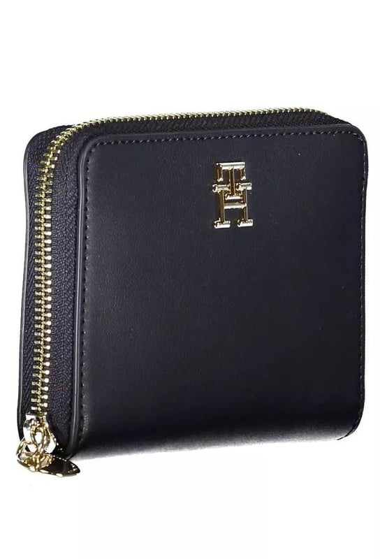 Material: 100% polietileno.
  Origen: KH.
  Color: azul.
  Cuenta con cuatro compartimentos.
  Incluye un monedero.
  Amplias ranuras para tarjetas.
  Cierre de cremallera seguro.
  Detalle iconico del logotipo.