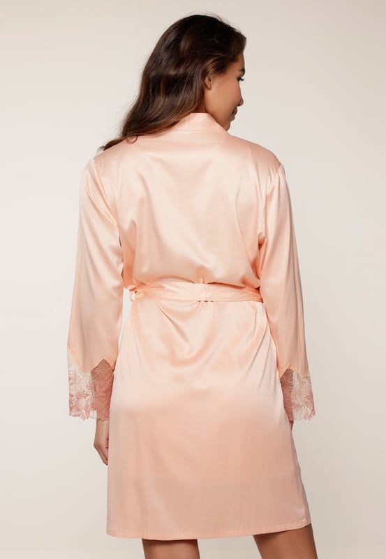 "Shell overcomes itself." De satijnen kimono heeft een mooie korte lengte. De schouders zijn afgewerkt met embroidery.  Je kunt de ceintuur gebruiken om de kimono naar wens te tailleren