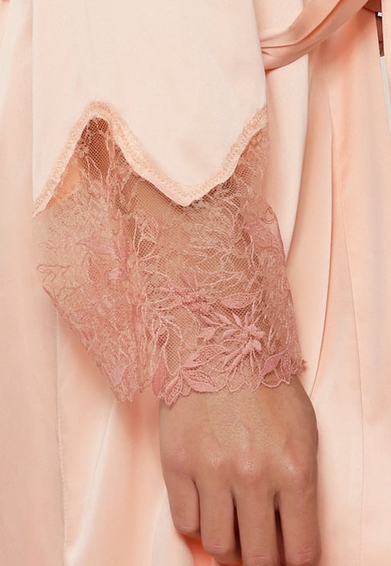 "Shell overcomes itself." De satijnen kimono heeft een mooie korte lengte. De schouders zijn afgewerkt met embroidery.  Je kunt de ceintuur gebruiken om de kimono naar wens te tailleren