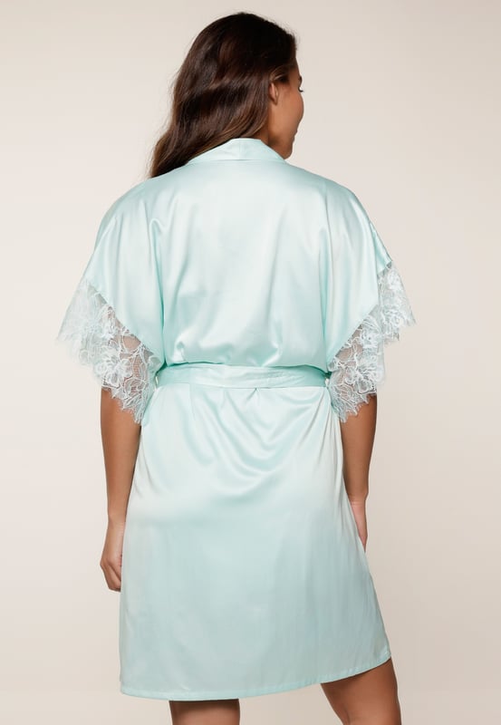 "Shell overcomes itself." De satijnen kimono heeft een mooie korte lengte. De schouders zijn afgewerkt met embroidery.  Je kunt de ceintuur gebruiken om de kimono naar wens te tailleren