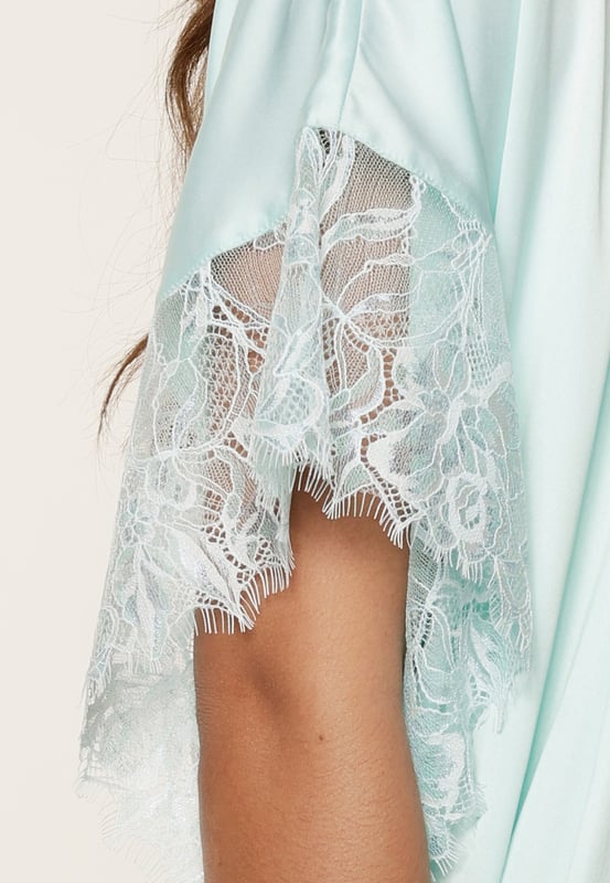 "Shell overcomes itself." De satijnen kimono heeft een mooie korte lengte. De schouders zijn afgewerkt met embroidery.  Je kunt de ceintuur gebruiken om de kimono naar wens te tailleren