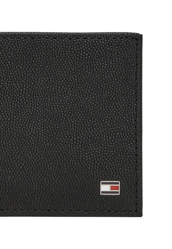 Merk: Tommy Hilfiger
  Geslacht: Heren
  Type: Portemonnees
  Seizoen: Herfst/Winter
  Kleur: Zwart
  Sluiting: Slip on
  Afmetingen (cm): 11x9x1
  Details: Binnenvakken
  Artikelcode: AM0AM13518
  Samenstelling: 100% leer